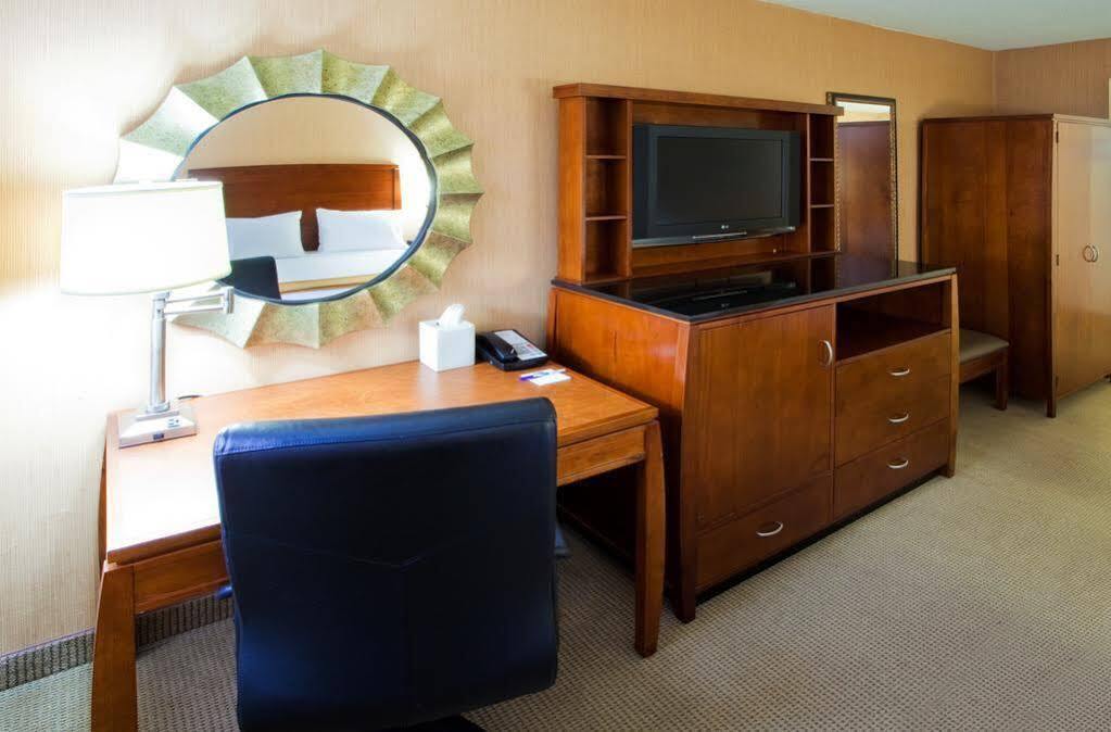 Holiday Inn Express Fairfax-Arlington Boulevard By Ihg Exterior foto